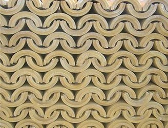 聚氨酯保溫材料采用高功能聚醚多元醇和多次甲基多苯基多異氰酸酯為主要原料，在催化劑、發(fā)泡劑、表面活性劑等作用下，現(xiàn)場澆灌或預(yù)制成型等方法，經(jīng)化學(xué)反映發(fā)泡而成。聚氨酯保溫材料是一種新型的高分子合成材料，具