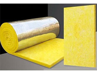 離心玻璃棉是采用石英砂、石灰石、白云石等天然礦石為主要原料，配合一些純堿、硼砂等化工原料熔成玻璃。在融化狀態(tài)下，采用獨(dú)有的離心技術(shù)工藝，借助外力吹制式甩成絮狀細(xì)纖維，纖維和纖維之間為立體交叉，互相纏繞