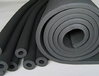 橡塑保溫材料是采用性能優(yōu)異的丁晴橡膠、聚氯乙烯為主要原料，配以各種優(yōu)質(zhì)輔助材料，以特殊工藝發(fā)泡而成的軟質(zhì)高檔保溫節(jié)能材料，可耐溫-40℃～120℃。橡塑保溫材料是彈性閉孔發(fā)泡材料，具有導(dǎo)熱系數(shù)低、防火