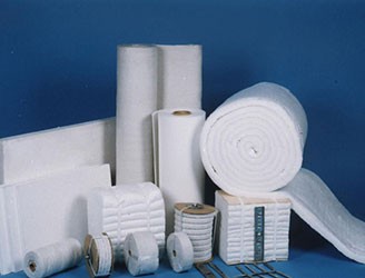 硅酸鋁針刺毯是一種以硅酸鋁為原料采用電阻爐工藝，特制硅酸鋁長纖維針刺成型的一種保溫耐火材料。具有化學(xué)穩(wěn)定性、熱穩(wěn)定性、吸音降噪性能，抗拉強(qiáng)度大、熱導(dǎo)率低；熱容量低。應(yīng)用于航天、鋼鐵、石化、電力的高溫絕