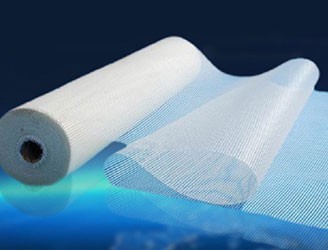 玻璃絲布是由玻璃為主原料高溫吹制成纖維絲帶，后經(jīng)加工而制成玻璃絲布。具有防腐、使用壽命長、耐老化、防火隔熱絕緣等優(yōu)異特征。玻璃絲布作為管道保溫必不可缺的輔品，主要應(yīng)用于管道防腐，保溫，煙道（排風(fēng)道）、