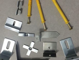 保溫裝飾一體板專用錨固件主要由鍍鋅板或不銹鋼經(jīng)過多道工序加工而成，是保溫一體板必不可少的安裝配件。根據(jù)保溫裝飾一體板保溫層的厚度和裝飾面板的厚度來選擇錨固件，不同的板材對(duì)應(yīng)著不同的錨固件，其安裝性能優(yōu)