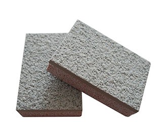 真石漆保溫裝飾一體板是由多種真石漆飾面、多種厚度、多種密度的無機(jī)板（纖維硅酸鈣板和纖維水泥板）復(fù)合不同厚度、不同容重的保溫芯材加工而成，具有節(jié)能、裝飾、保溫、防火等多種功能。真石漆保溫裝飾一體板飾面層