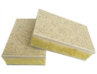 水包砂保溫裝飾一體板是以真石漆襯底，結(jié)合仿石涂料仿斑點(diǎn)紋為飾面層的裝飾板復(fù)合保溫材料而成的一種新型外墻保溫隔熱建筑材料。水包砂采用特制高聚物進(jìn)口乳液、天然彩砂、將液態(tài)的水性樹脂提煉包裹成膠狀的彩色顆粒