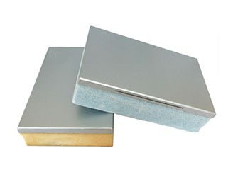 氟碳漆保溫裝飾一體板是以氟碳涂料作為飾面層的裝飾板復(fù)合材料而成的一種新型建筑外墻保溫隔熱材料，分為氟碳金屬漆和氟碳實(shí)色漆兩種飾面?？砂丛O(shè)計(jì)需要定制。氟碳漆保溫裝飾一體板是采用氟碳涂料為飾面層，氟碳漆是