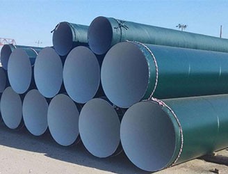 環(huán)氧樹脂防腐鋼管是采用由環(huán)氧樹脂為主劑的一種雙組分、高固體分的涂料，在鋼管表面上由玻璃布作為加強(qiáng)涂敷而成的防腐。環(huán)氧樹脂防腐層分為普通級防腐、加強(qiáng)級防腐（一布三油）、特加強(qiáng)級防腐（兩布四油）。特性及應(yīng)