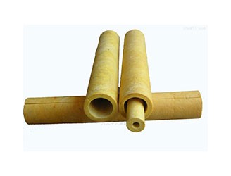 巖棉管是一種主要應(yīng)用于管道的巖棉保溫材料，是以天然玄武巖為主要原料，經(jīng)高溫熔融后，由高速離心設(shè)備制成人造無機(jī)纖維，同時加入特制的粘結(jié)劑和防塵油，再經(jīng)加溫固化，制作成各種規(guī)格，不同要求的巖棉保溫管殼。同