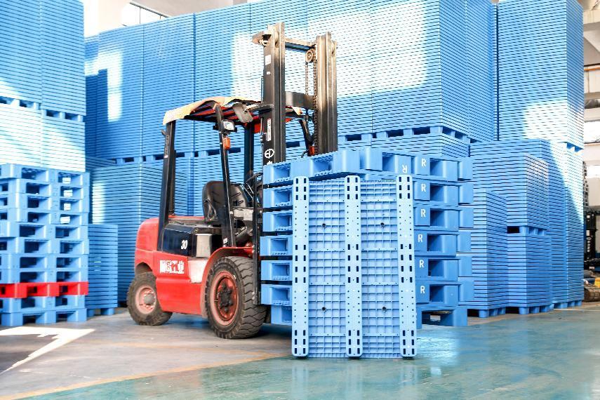 不同類型的貨物適合不同規(guī)格的川字塑料托盤